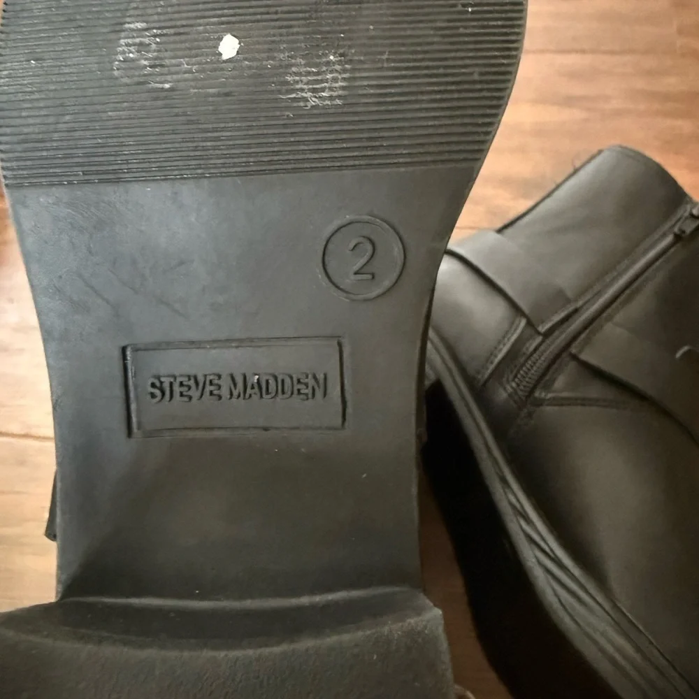 NWOT Steve Madden Girls JFlyer Black Moto Boots with Buckle Detail-Size 2